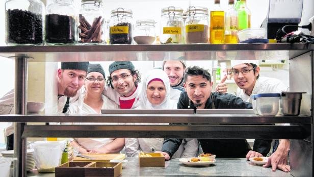 Flüchtlinge kochen mit Österreichern