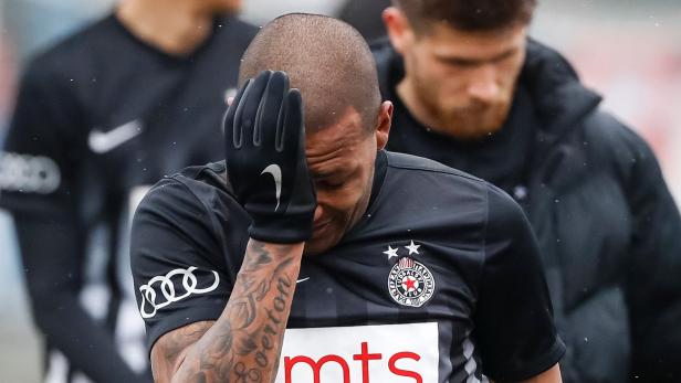 Everton Luiz verlässt unter Tränen das Spielfeld.