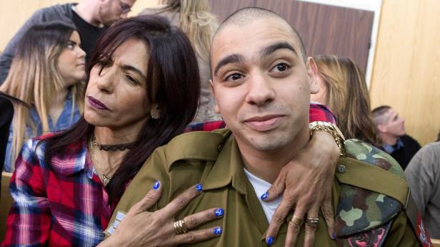 Elor Azaria am Dienstag mit seiner Mutter im Gerichtssaal in Tel Aviv