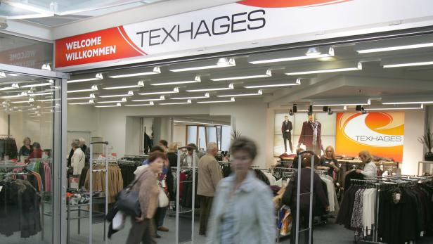 Kunden betreten ein Texhages-Bekleidungsgeschäft.