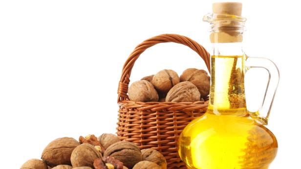 Fünf Esslöffel Olivenöl und eine Handvoll Nüsse: Das empfehlen spanische Forscher. Damit könne im Alter dem geistigen Abbau entgegengewirkt werden.