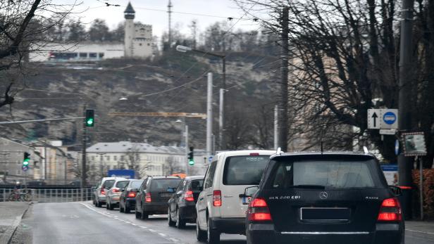 Eine Autokolonne in der Stadt Salzburg