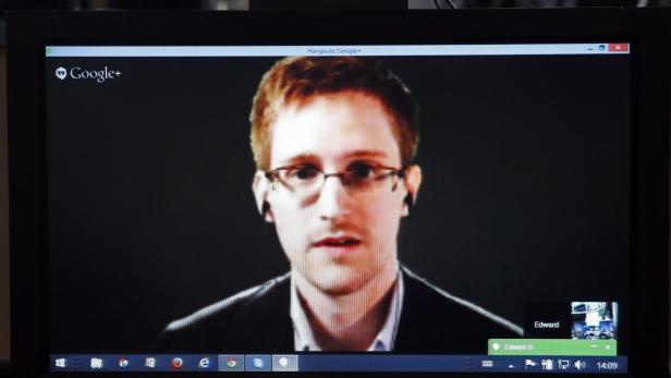 Edward Snowden in einem Google Hangout-Videoanruf auf einem Laptop.