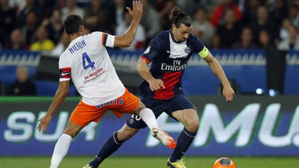 Zlatan Ibrahimović im Duell um den Ball während eines Fußballspiels.