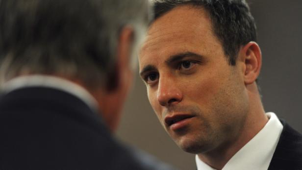 Oscar Pistorius im Gespräch mit einem anderen Mann.