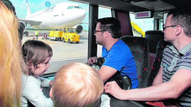 Mit dem Bus werden die Besucher durch den Aiport gefahren.