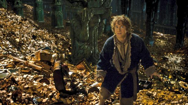 In der Höhle von Smaug: Martin Freeman als Hobbit Bilbo wühlt im Goldschatz und trifft dabei auf den sehr redseligen Drachen.