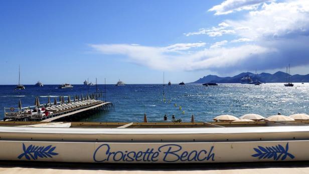 Blick auf den Croisette Beach in Cannes mit Yachten auf dem Meer.