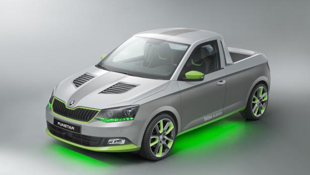 Ein silberner Škoda Funstar Pickup mit grünen Akzenten und LED-Beleuchtung.