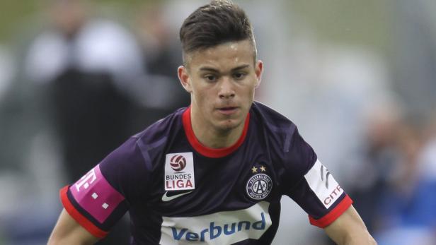 Ein junger Fußballspieler im lila Trikot des FK Austria Wien.