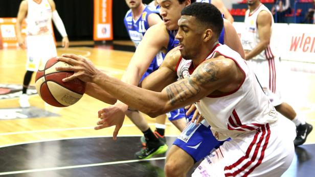 Ein Basketballspieler dribbelt den Ball während eines Spiels.