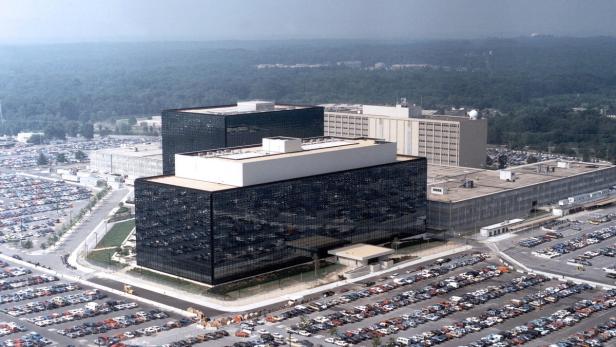 Luftaufnahme des Hauptquartiers der National Security Agency (NSA) mit vollen Parkplätzen.