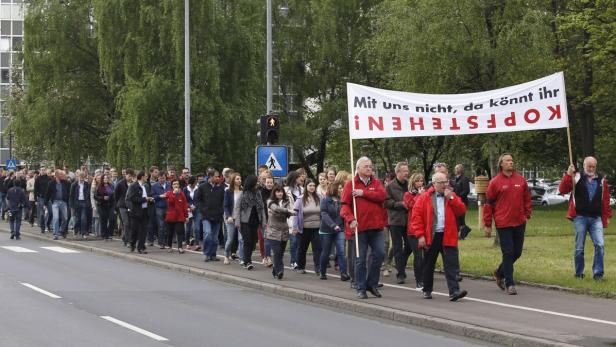 Anfang Mai 2014 wehrten sich die VAI-Mitarbeiter in Linz mit einem Protestmarsch gegen den mehrheitlichen Verkauf an Mitsubishi.