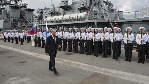 Wladimir Putin abei einer Zeremonie der Marine in Novorossiysk (Archivaufnahme).