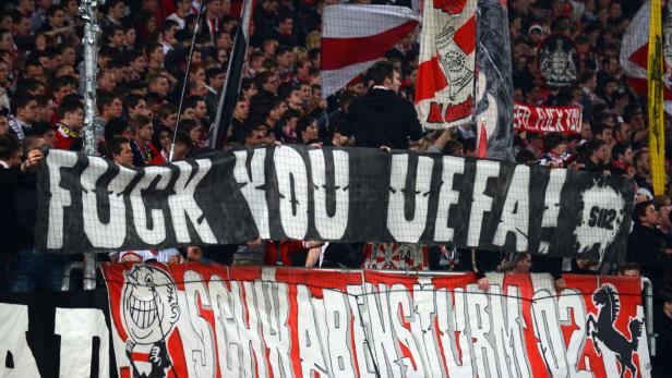 epa03614158 Supporters of Stuttgart hold a banner prior to the UEFA Europa League Round of 16 first leg soccer match between VfB Stuttgart and Lazio Rome at VfB-Arena stadium in Stuttgart, Germany, 07 March 2013. EPA/MARIJAN MURAT