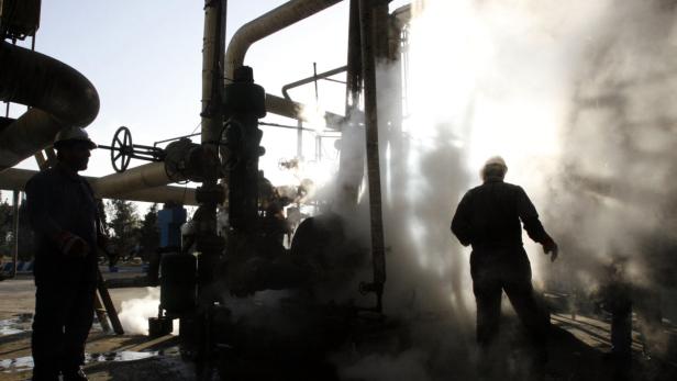 Öl, Raffinerie in Teheran, Iran Ölembargo: Iran droht Europa mit Vergeltung