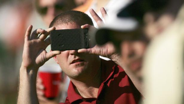 REUTERSA fan takes a picture of Tiger Woods of the U.S. with his mobile device during the final round of the AT&T NatioPGA TGA Tour golf tournament in Bethesda, Marylauly 1, 2012.012. REUTERS/Jonathan Ernst (UNITED STATES - Tags: SPORT GOLF) Neuer Tweet-Rekord bei EM-Finale