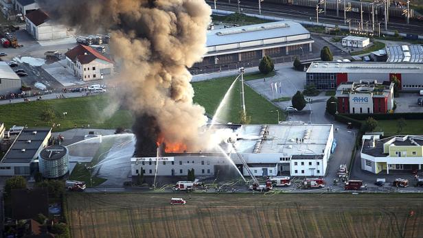 Ein Großbrand in einem Gewerbegebiet wird von der Feuerwehr bekämpft.