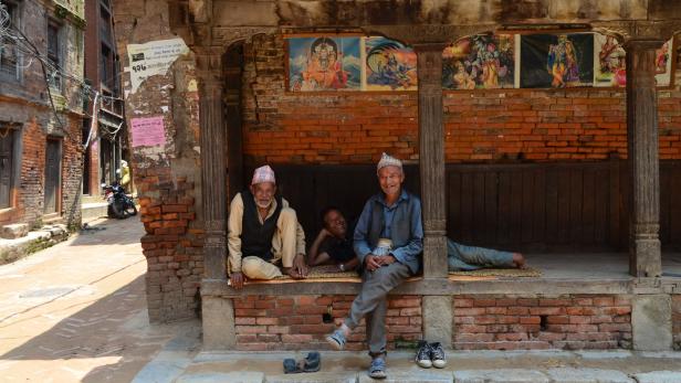In Bhaktapur findet das Leben auf der Straße statt.