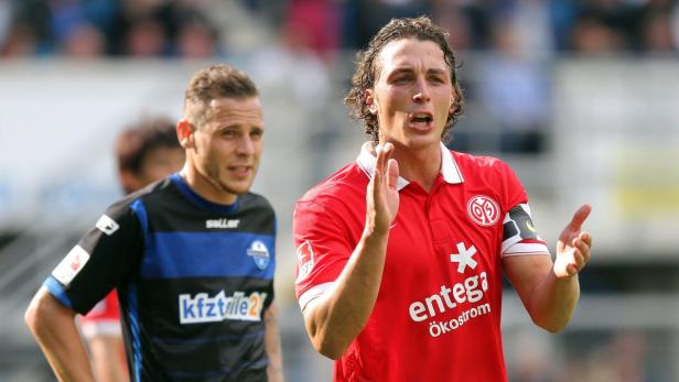 Zwei Fußballspieler während eines Spiels.