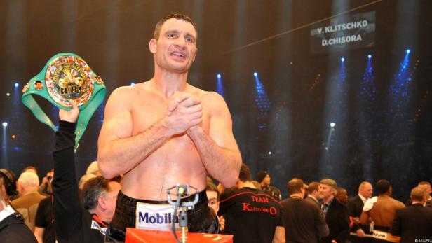 Klitschko steigt gegen Deutschen in den Rind Vitali Klitschko mit verschränkten Händen nach einem Boxkampf gegen Dereck Chisora.
