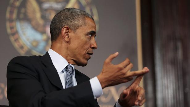 Barack Obama gestikuliert während einer Rede.