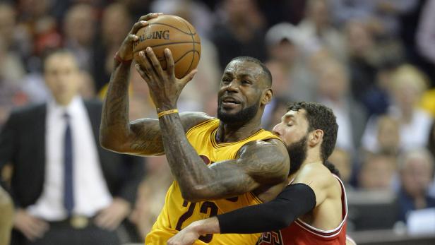 LeBron James hält den Ball während eines Basketballspiels.