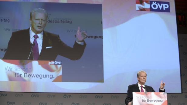 Ein Mann hält eine Rede auf einer Veranstaltung der ÖVP.