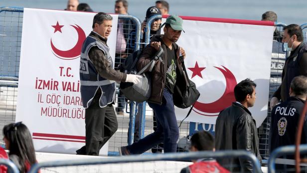 Von Lesbos ans türkische Festland: Erste Flüchtlinge abgeschoben.