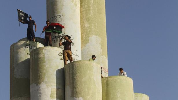 REUTERSDemonstrators and advocates of federalism carry flags during a demonstration demanding the fair settlement of seats in the National Congress elections, in Benghazi July 1, 2012. REUTERS/Esam Al-Fetori (LIBYA - Tags: POLITICS ELECTIONS CIVIL UNREST) Libyen: Der steinige Weg zur Normalität