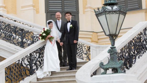 Tourismusdirektor Norbert Kettner (Mitte) setzt auf chinesische Hochzeitspaare.