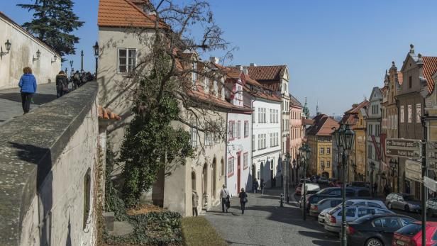 Kauft man hier irgendwann mit Euro ein? In der Nerudagasse, die von der Burg in die Prager Altstadt führt, befinden sich viele Souvenirgeschäfte.