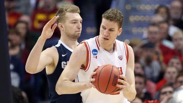 Zwei Basketballspieler während eines Spiels.