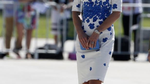 Catherine, Prinzessin von Wales, in einem weißen Kleid mit blauen Blumen.