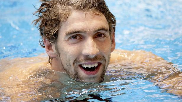 Michael Phelps lächelt im Schwimmbecken.