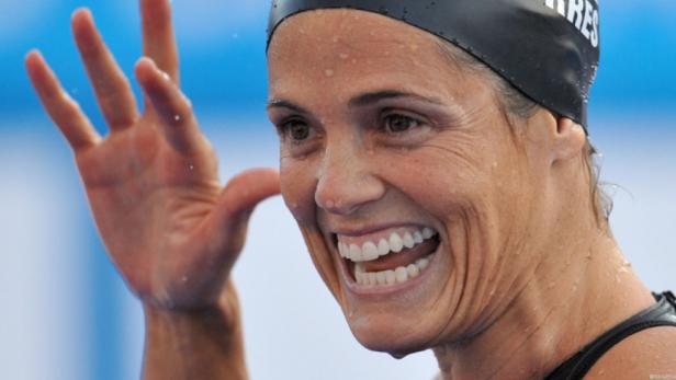 Die Schwimmerin Dara Torres lächelt mit Badekappe und nassen Haaren.