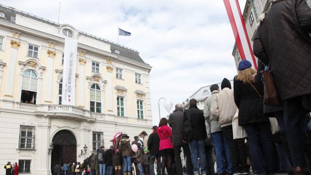 REUTERSVisitors wait in front of the Chancellary during the "Day of opeordoors" on rianionaional Day (Nationalfeiertag) at BallBallhausplatz in Vienna October 26, 2010. REUTERS/Leonhard Foeger (AUSTRIA - Tags: ANNIVERSARY POLITICS MILITARY) EuGH rügt Österreich wegen Datenschutz