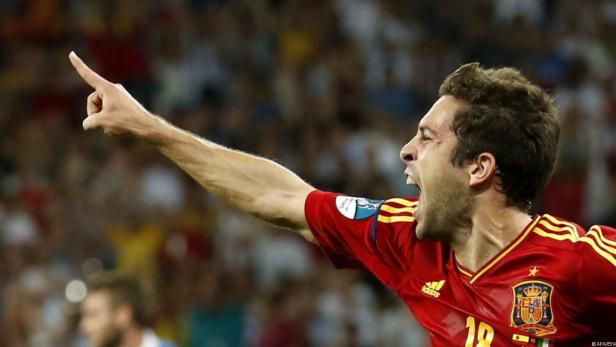 Ein spanischer Fußballspieler jubelt mit erhobenem Zeigefinger.