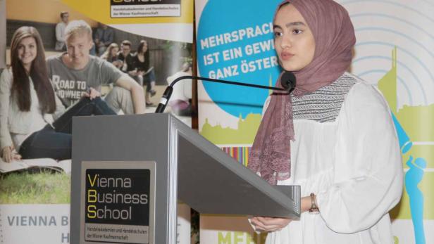 Wir Konsumentinnen und Konsumenten haben Macht, aber nutzen sie oft nicht, redete Hilal Erdoğan (BRG wien2, Vereinsgasse, Türkisch) den Zuhörerinnen und Zuhörern auch ins Gewissen. Nachhaltigkeit bei Textilien hatte sie als Schwerpunkt ihrer Rede gewählt. Allzu oft schauen wir aber nur darauf, was billig ist und nicht ...