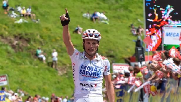 EPAepa03292555 Stage winner Danilo Di Luca of Italy celebrates crossing the finish line during the second stage of the Tour of Austria in Kitzbuehel, Austria, 02 July 2012. EPA/EXPA/ Juergen Feichter Ö-Tour: Vorentscheidung auf dem Glockner