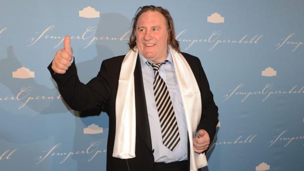 Gérard Depardieu gibt vor einer Wand mit der Aufschrift „Semperopernball“ den Daumen hoch.