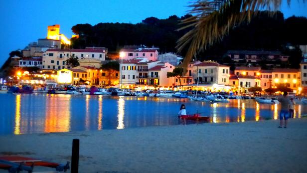 Am längsten Sandstrand von Elba gelegen: Marina di Campo. Allabendlicher Treffpunkt für Einheimische und Touristen