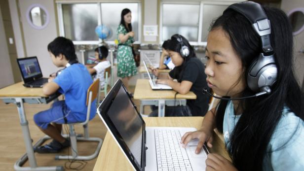 Im technikbegeisterten Südkorea soll ab 2015 nur noch papierlos unterrichtet werden. Aus Schulen werden &quot;Smart Schools&quot;.