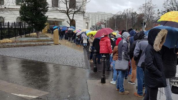 Rund 600 Menschen haben sich für den Kauf einer Münze zwei Stunden bei Regenwetter angestellt.