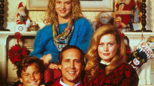 Die Familie Griswold posiert vor einem dekorierten Kamin für ein Weihnachtsfoto.