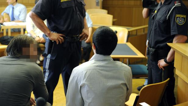 Zwei der vier Angeklagten im Prozess gegen vier Islamisten, denen vorgeworfen wird, die Ziele der Al-Qaida und verwandter Terror-Netzwerke unterstützt zu haben am Straflandesgericht Wien. Schuldspruch im Wiener Islamistenprozess