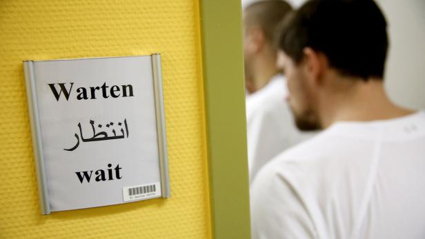 Dreisprachige Tafel vor einem Wartezimmer in einer Flüchtlingsambulanz (D).