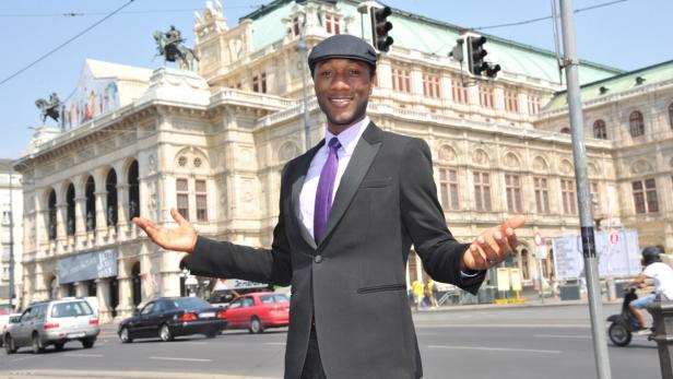 Vor der Staatsoper: Aloe Blacc probierte Apfelstrudel und möchte in Wien eine Oper sehen.