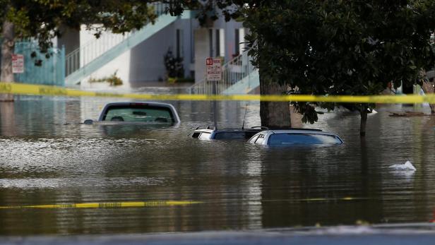San Jose: Nur die Autodächer ragen noch aus dem Wasser.