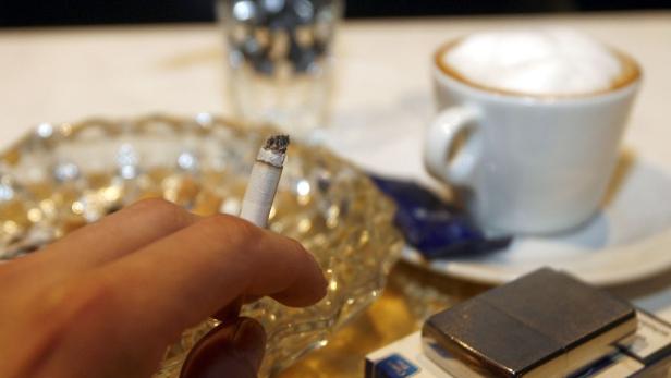 Rauchen, auch im Kaffehaus soll bald der Vergangenheit angehören, fordert die Ärztekammer.